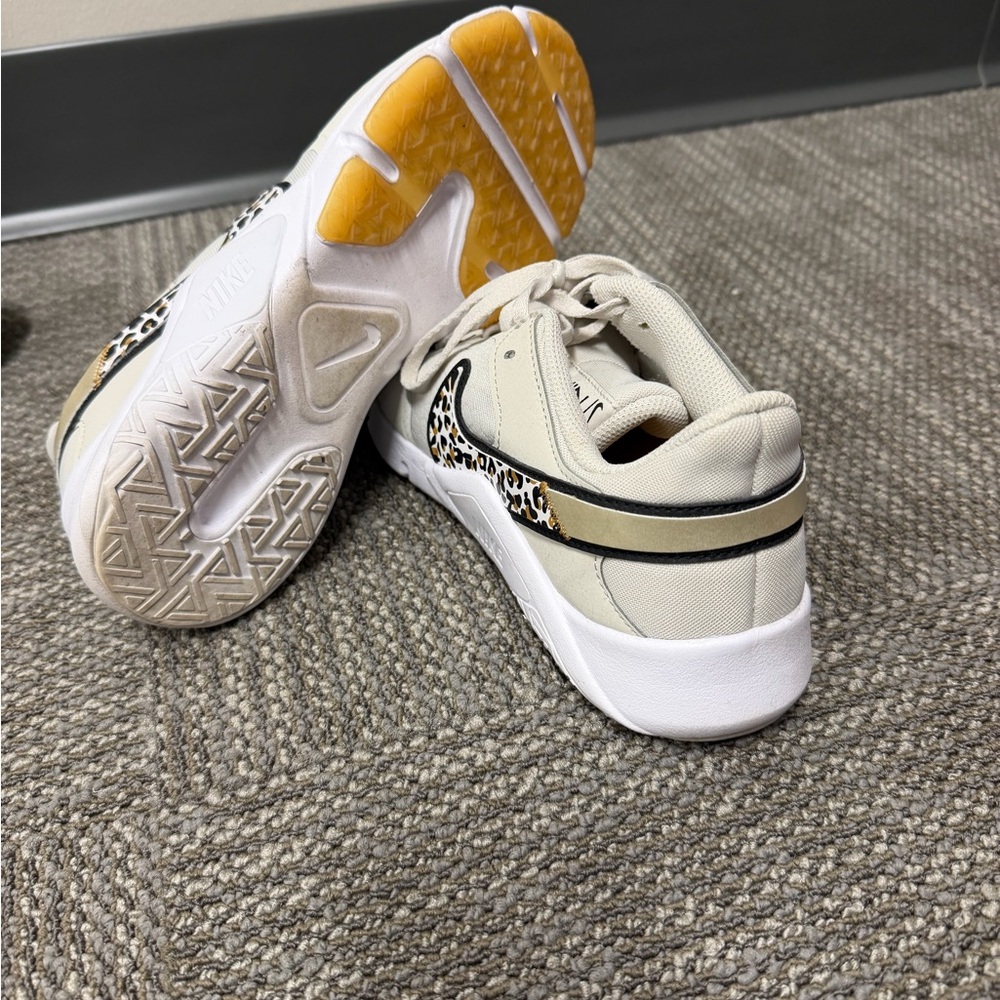 Nike Legend Essential 2 Premium with leopard print logo W8.5 - Picture 5 of 5